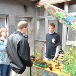 Fleischfressende Pflanzen werden von den Besuchern im Außenbereich 2006 bestaunt. fleischfressende Pflanzen 2006