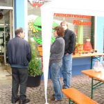 Fleischfressende Pflanzen mit einigen Besuchern im Außenbereich der Ausstellung 2006. fleischfressende Pflanzen Präsentation 2006.